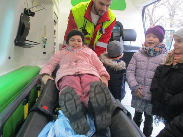 Im Rettungswagen lernten die Kinder, wie die Sanitäter*innen arbeiten. 